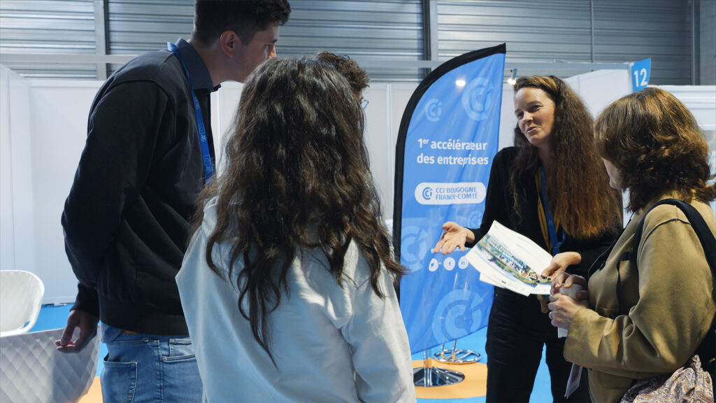 &Eacute;change entre professionnels sur un stand pendant le Micro & Nano Event au c&oelig;ur du salon Micronora